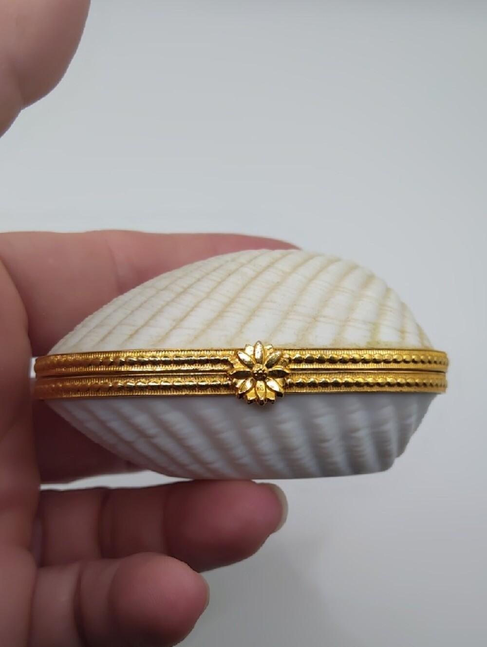 Estee Lauder White and Gold Shell Trinket Box Vintage - Picture 6 of 7